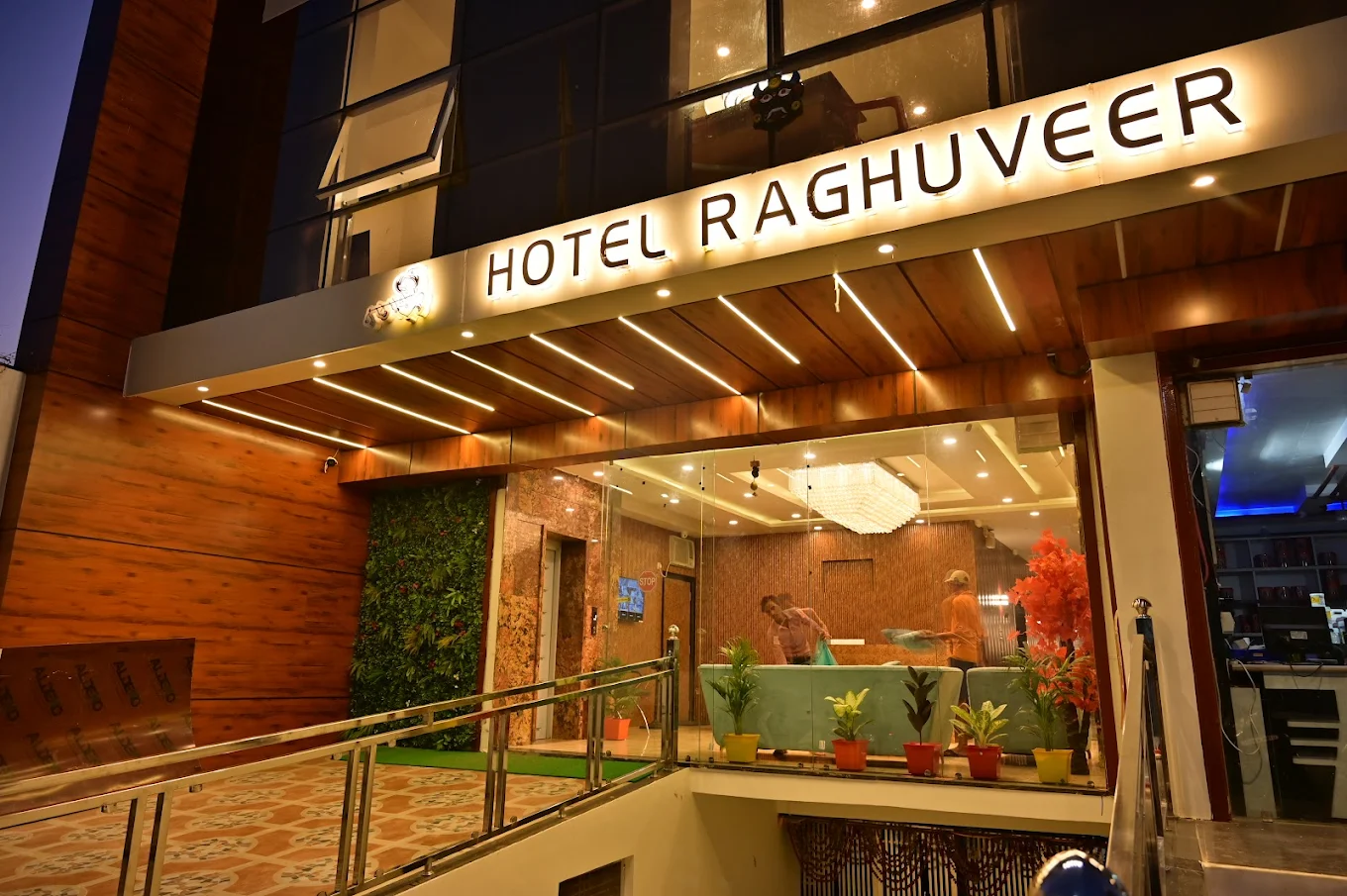 Exterior View Of Hotel Raghuveer Near Ram Ghat - Yatra Service