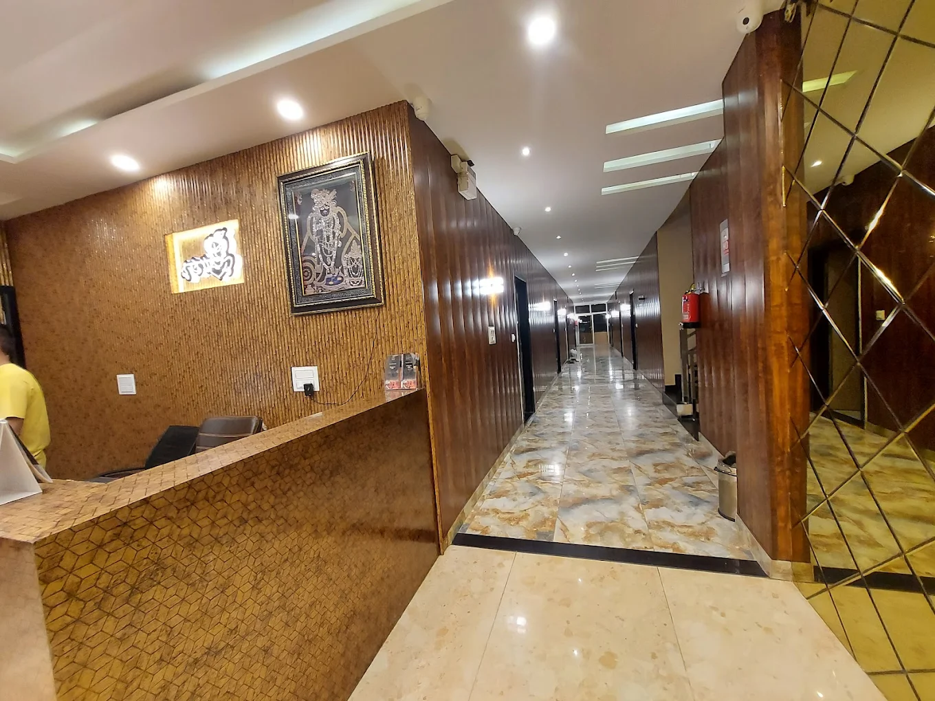 Front Desk And Lobby Of Hotel Raghuveer - Yatra Service