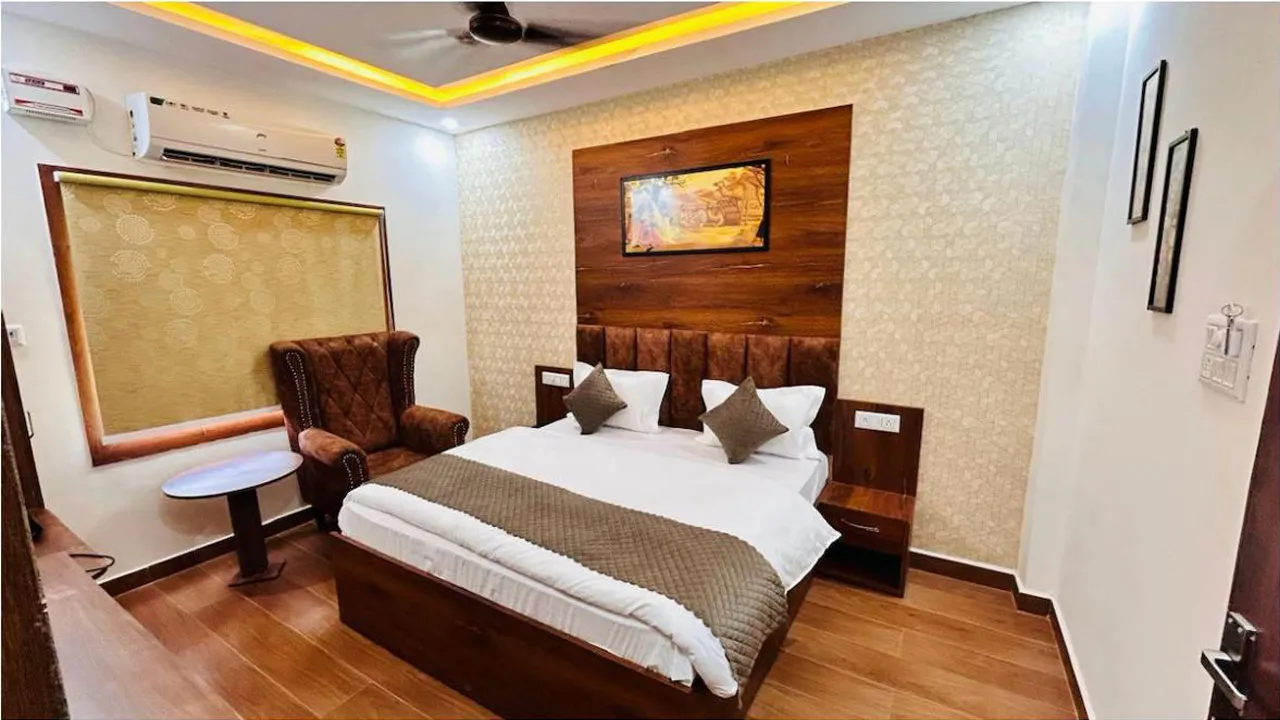 Luxury Hotel Room With Modern Lighting - Yatra Service